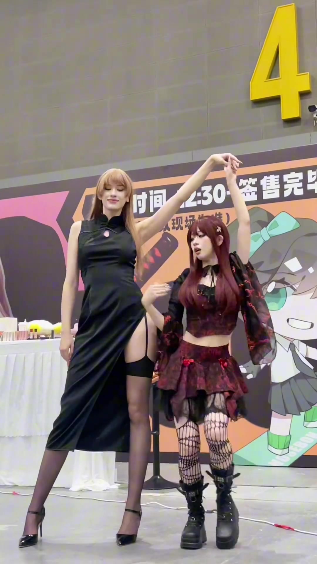 九游会j9官网真人游戏第一品牌身高188cm！圈内巨星级别coser卡琳娜近照：八尺夫人 腰臀比绝非人类数值