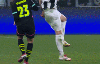 ag九游会亚洲真人第一品牌尤文名宿：在佩里西奇进球之前，埃因霍温球员诺亚-朗手球犯规