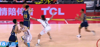 j9九游会老哥俱乐部交流手上有多余动作！伯克接球摆脱打到李添荣面部被吹进攻犯规