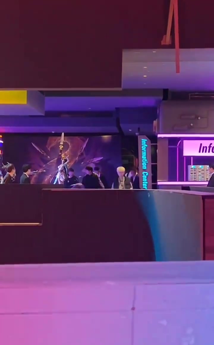 九游会·j9官方网站压力有点大！不敌JDG，BLG复盘到凌晨2点才走出场馆，众人表情凝重