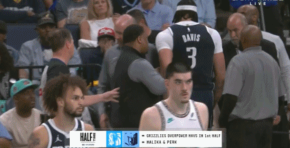 j9九游真人游戏第一平台情绪很Down😑浓眉与球迷有点口角 被裁判&保安拦住垂头丧气离场