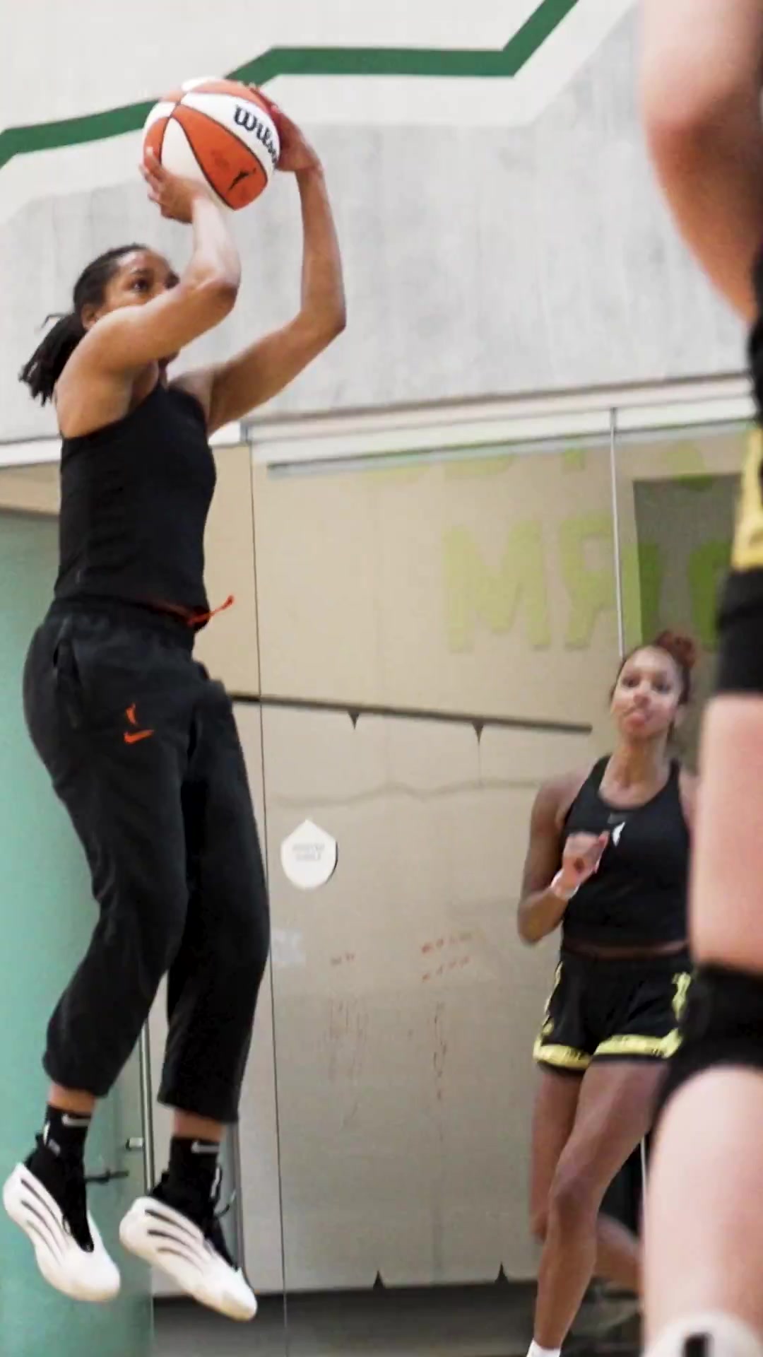 j9九游会老哥俱乐部交流风暴官方晒球队合练视频 单独发布两张李月汝球鞋特写😘