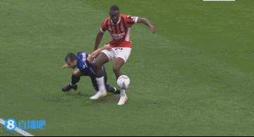 九游会j9官网真人游戏第一品牌太疼了！姆希塔良倒地后被福法纳踩中，痛苦捂住小臂