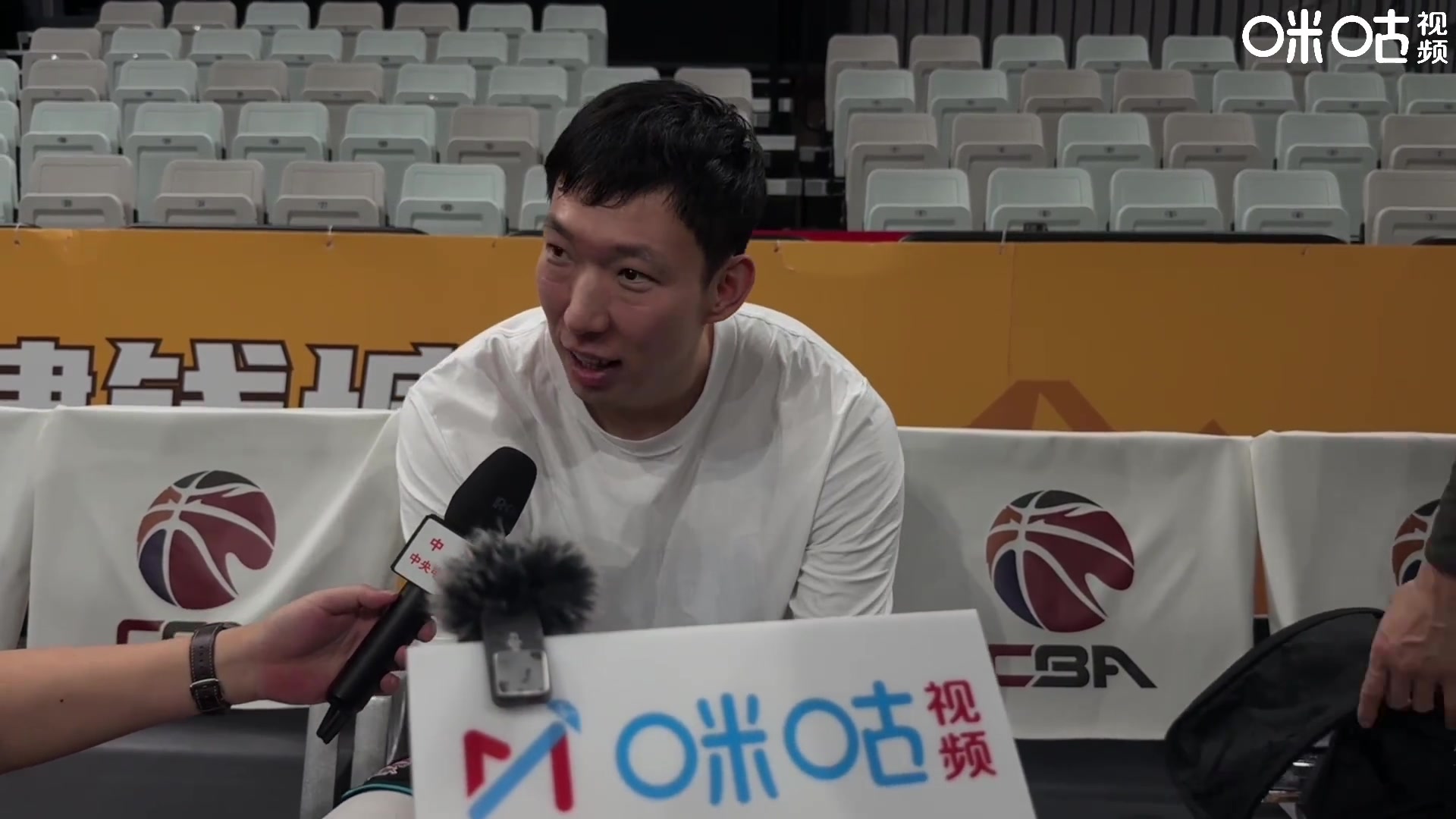 九游会·j9官方网站周琦：眼镜戴了三场还在适应 也试了别的但还是选了原来的