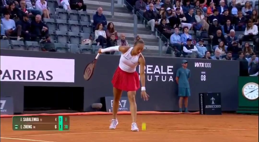 九游会j9官网真人游戏第一品牌生涯首负郑钦文💥观众叫萨巴伦卡好好打，后者爆粗：你**闭嘴