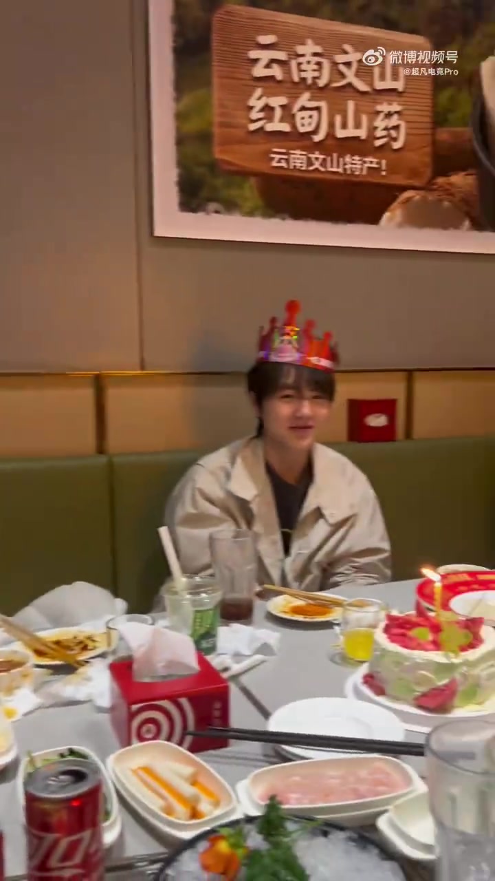 九游会j9官网真人游戏第一品牌怎么还不官宣？EDG全员在海底捞给Ahn庆生：厂长也在现场