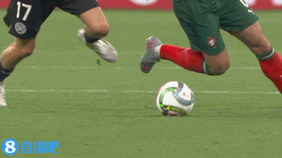 九游会·j9官方网站维尔茨拼抢中踩中B费，B费痛苦倒地接受简单治疗后继续比赛