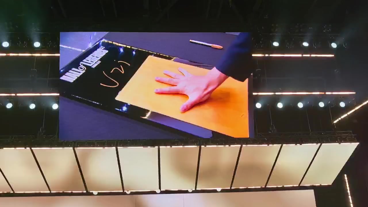 j9九游真人游戏第一平台Uzi名人堂入选典礼现场照片：留下名人堂02号队服+手印记录👀