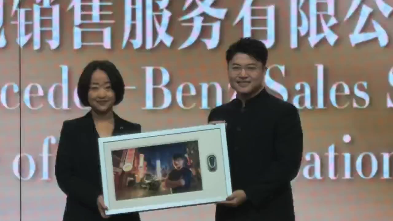 j9九游真人游戏第一平台Uzi名人堂入选典礼现场照片：留下名人堂02号队服+手印记录👀