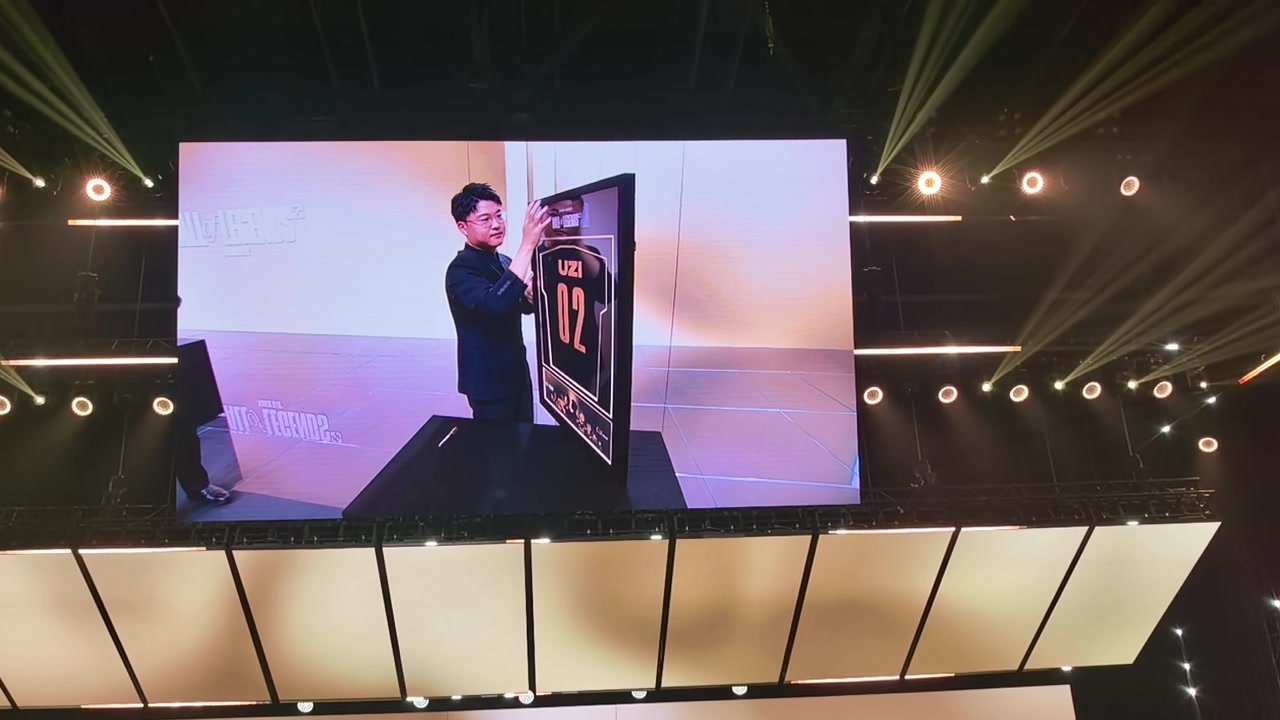 j9九游真人游戏第一平台Uzi名人堂入选典礼现场照片：留下名人堂02号队服+手印记录👀