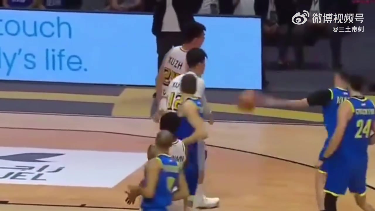 ag九游会亚洲真人第一品牌😯亚一控！被许钟豪撞伤的阿拉基自宣接受手术&赛季报销💔