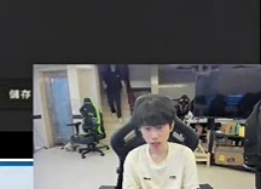 ag九游会亚洲真人第一品牌深圳NIP新打野就是你❓H4cker现身俱乐部基地，并与Doinb打招呼！